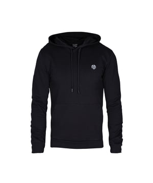 De Active Dry Hoodie maakt indruk met zijn sneldrogende, ademende materiaal en biedt je betrouwbaar comfort - of je nu traint of in het dagelijks leven bent. De verstelbare capuchon zorgt voor flexibiliteit in wisselende omstandigheden, terwijl de praktische kangoeroezak opbergruimte biedt voor al je essentials. Geborduurde logo's voegen subtiele, hoogwaardige accenten toe. Deze onderhoudsvriendelijke en kreukherstellende hoodie is functioneel en onmisbaar voor actieve dagen.