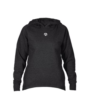 De Comfy Performance Hoodie combineert een vrouwelijk ontwerp met praktische functies. De losse snit, langere achterkant en subtiele plooien creëren een flatterend silhouet.
Duimgaten en verborgen ritszakken bieden comfort en functionaliteit - ideaal voor onderweg of op weg naar de training.
Het zachte, onderhoudsvriendelijke materiaal met een fleece voering maakt deze hoodie een comfortabele metgezel in elke alledaagse situatie.