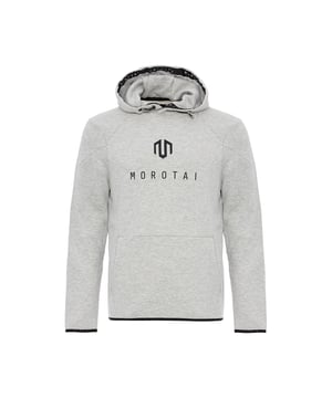 Het Neo sweatshirt combineert zachte fleece met een op Japan geïnspireerde raglan mouwconstructie voor een opvallende look.
De verstelbare capuchon met elastisch trekkoord beschermt tegen weer en wind, terwijl de slanke pasvorm voor een modern silhouet zorgt.
Een kangoeroezak met geïntegreerde rits biedt veilige opbergruimte voor essentiële spullen.
Onderhoudsvriendelijk, functioneel en stijlvol - jouw allround hoodie voor elke dag, training of op reis.