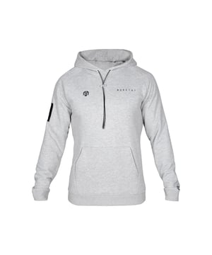 De Paris Basic Hoodie combineert zacht fleece materiaal met een strakke, minimalistische esthetiek voor een moderne alledaagse look.
De verstelbare capuchon met transparante stoppers en de ruime kangoeroezak bieden zowel functie als stijl.
Een subtiele MOROTAI print op de mouwboorden maakt een minimalistisch merkstatement.
Ideaal voor ontspannen dagen thuis of onderweg - een basic met stijlvolle verfijning.