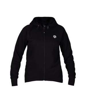 Der Comfy Performance Full Zip Hoodie vereint bequemen Komfort mit stilvollen Details. Der lockere Schnitt, ein verlängertes Rückenteil und feine Faltenakzente verleihen dem Hoodie eine feminine Silhouette.
Weiches Fleece sorgt für angenehme Wärme, während versteckte Seitentaschen mit Reißverschluss und Daumenloch-Bündchen funktionale Begleiter für unterwegs sind.
Ideal für aktive Tage oder entspannte Stunden – modern, vielseitig und pflegeleicht.