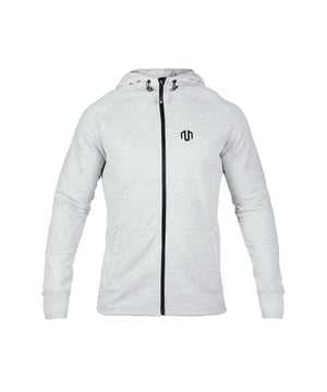 Der Neotech Full Zip Hoodie überzeugt mit weichem Fleece-Material und einem sportlich schmalen Schnitt für maximale Bewegungsfreiheit.
Eine verstellbare Kapuze und integrierte Daumenlöcher bieten optimalen Schutz bei kühlem Wetter.
Zwei seitliche Reißverschlusstaschen sorgen für sicheren Stauraum unterwegs.
Ob als wärmende Trainingsschicht oder für entspannte Freizeitlooks – dieser Hoodie vereint Komfort, Funktion und modernes Design.