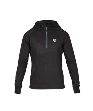 De Neotech zip hoodie maakt indruk met zijn zachte fleece materiaal, verstelbare capuchon en verwarmende kangoeroezak met ritsen.
Duimgaten op de manchetten zorgen voor extra bescherming en een sportief silhouet.
Reflecterende ritsen voegen subtiele accenten toe en bieden zichtbaarheid bij weinig licht.
Perfect voor dagelijks gebruik, training of ontspannen momenten - een geraffineerde allrounder met een clean ontwerp.
