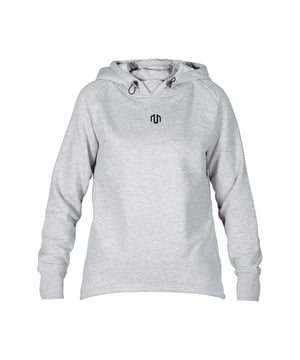De Comfy Performance Hoodie combineert een vrouwelijk ontwerp met praktische functies. De losse snit, langere achterkant en subtiele plooien creëren een flatterend silhouet.
Duimgaten en verborgen ritszakken bieden comfort en functionaliteit - ideaal voor onderweg of op weg naar de training.
Het zachte, onderhoudsvriendelijke materiaal met een fleece voering maakt deze hoodie een comfortabele metgezel in elke alledaagse situatie.