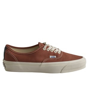 Zapatillas Vans Authentic Reissue 44\n\nLas Vans Authentic Reissue 44 son una reinterpretación premium del modelo original Style 44, que debutó en 1966 y rápidamente se convirtió en un ícono entre los skaters de los años 70 debido a su durabilidad y tracción excepcionales.\n\nDetalles:\n- Zapato icónico de caña baja.\n- Parte superior de lona.\n- Plantilla Sola Foam All-Day-Comfort.\n- Etiqueta del logo tejida.\n- Suela con silueta waffle.\n- Cordones planos que eliminan los puntos de presión en el empeine para un ajuste perfecto y mayor comodidad.\n\nLas zapatillas Vans son mucho más que un calzado: representan una actitud, un estilo de vida urbano y rebelde. Ya sea en su clásica silueta Old Skool, en las icónicas Slip-On o en las modernas colaboraciones con artistas y marcas, Vans sigue siendo un símbolo de autenticidad, creatividad y cultura alternativa.\n Composición: Exterior: Lona; Interior: Textil; Suela: Sintético\n Cuidados:\nLimpiar con un cepillo suave y jabón neutro.\nEvitar lavar en máquina.\nSecar al aire, lejos del sol directo.