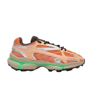 Marke: Lacoste. Obermaterial: Netzmaterial, Wildleder-Overlays, Kunstleder. Futterstoff: Netzmaterial, Polyester. Einlegesohle: Polyester. Mittelsohle: EVA (Ethyl-Vinylacetat), Leicht, TPU. Laufsohle: EVA, Gummi, Strukturiert, TPU. Ösen: 5. Gewebetechnik: Atmungsaktiv. Absatz: Flach. niedrig geschnitten. Design: Kontrast, Metallisches Detail, Aufschrift. Zehenstil: Rund. Zum Schnüren.