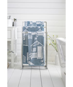 Elevate your bathroom with this premium 550gsm yarn-dyed jacquard towel, crafted from 100% cotton for a plush, absorbent, and ultra-soft feel. Designed for both style and function, its intricate pattern showcases a charming coastal-inspired motif, adding a sophisticated touch to your space. Available in two serene hues, chambray and olive, this towel blends seamlessly with any décor. Experience the perfect balance of luxury and practicality with this beautifully designed essential.
