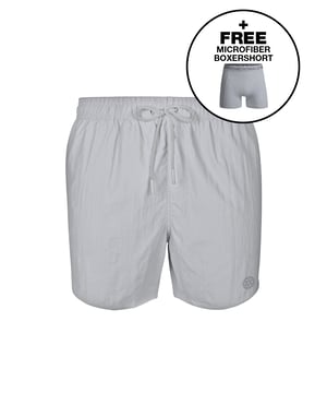 Los bañadores de Muchachomalo se ajustan perfectamente y están hechos con materiales de alta calidad para un confort y durabilidad óptimos. Con una cintura elástica y cordones ajustables para un ajuste perfecto.    **Especificaciones**   • 1 bañador + 1 bóxer   • Ajuste normal   • 100% poliamida    **Cuidado**   • Lavar a 30 grados   • No usar secadora   • Planchar a temperatura media (2 puntos)    **¿Por qué Muchachomalo?**   Muchachomalo solo trabaja con fábricas certificadas por BSCI y OEKO-TEX. Estas fábricas tienen como objetivo mejorar continuamente las condiciones laborales. Defienden el derecho a la formación de sindicatos, garantizan condiciones de trabajo seguras y están en contra del trabajo forzado y el trabajo infantil. Además, permiten a los consumidores y empresas tomar decisiones responsables para proteger nuestro planeta para las futuras generaciones.
