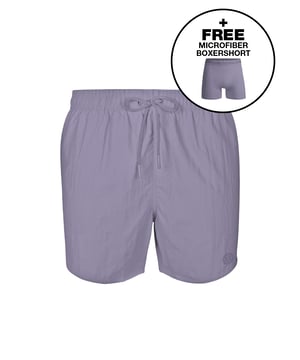 Los bañadores de Muchachomalo se ajustan perfectamente y están hechos con materiales de alta calidad para un confort y durabilidad óptimos. Con una cintura elástica y cordones ajustables para un ajuste perfecto.    **Especificaciones**   • 1 bañador + 1 bóxer   • Ajuste normal   • 100% poliamida    **Cuidado**   • Lavar a 30 grados   • No usar secadora   • Planchar a temperatura media (2 puntos)    **¿Por qué Muchachomalo?**   Muchachomalo solo trabaja con fábricas certificadas por BSCI y OEKO-TEX. Estas fábricas tienen como objetivo mejorar continuamente las condiciones laborales. Defienden el derecho a la formación de sindicatos, garantizan condiciones de trabajo seguras y están en contra del trabajo forzado y el trabajo infantil. Además, permiten a los consumidores y empresas tomar decisiones responsables para proteger nuestro planeta para las futuras generaciones.
