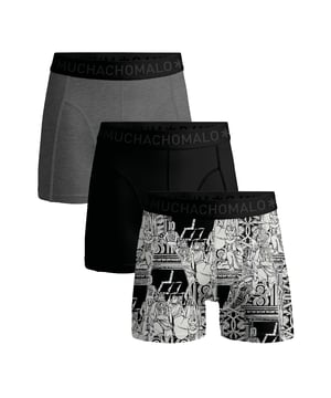 Die Boxershorts/Unterhosen von Muchachomalo sitzen wie angegossen und sind aus hochwertiger Baumwolle gefertigt. Ein weiches, elastisches Logobündchen aus Mikrofasermaterial sorgt für zusätzlichen Komfort.  Spezifikationen • Normale Passform • Flach genähte Nähte für zusätzlichen Komfort • Weiches Bündchen mit dem Muchachomalo-Logo  Pflege • Waschbar bei 30 Grad • Nicht im Trockner trocknen • Bügeln bei mäßiger Temperatur (2 Punkte)  Warum Muchachomalo? Muchachomalo arbeitet nur mit Fabriken, die BSCI- und OEKO-TEX-zertifiziert sind. Diese Fabriken haben es sich zum Ziel gesetzt, die Arbeitsbedingungen kontinuierlich zu verbessern. Sie setzen sich für das Recht auf die Bildung von Gewerkschaften, sichere Arbeitsbedingungen und gegen Zwangs- und Kinderarbeit ein. Sie ermöglichen es auch Verbrauchern und Unternehmen, verantwortungsvolle Entscheidungen zu treffen, die unseren Planeten für zukünftige Generationen schützen.
