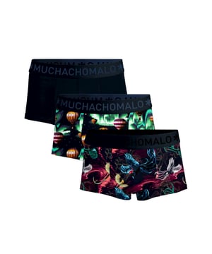 Die Boxershorts/Unterhosen von Muchachomalo sitzen wie angegossen und sind aus hochwertiger Baumwolle gefertigt. Ein weiches, elastisches Logobündchen aus Mikrofasermaterial sorgt für zusätzlichen Komfort.  Spezifikationen • Normale Passform • Flach genähte Nähte für zusätzlichen Komfort • Weiches Bündchen mit dem Muchachomalo-Logo  Pflege • Waschbar bei 30 Grad • Nicht im Trockner trocknen • Bügeln bei mäßiger Temperatur (2 Punkte)  Warum Muchachomalo? Muchachomalo arbeitet nur mit Fabriken, die BSCI- und OEKO-TEX-zertifiziert sind. Diese Fabriken haben es sich zum Ziel gesetzt, die Arbeitsbedingungen kontinuierlich zu verbessern. Sie setzen sich für das Recht auf die Bildung von Gewerkschaften, sichere Arbeitsbedingungen und gegen Zwangs- und Kinderarbeit ein. Sie ermöglichen es auch Verbrauchern und Unternehmen, verantwortungsvolle Entscheidungen zu treffen, die unseren Planeten für zukünftige Generationen schützen.