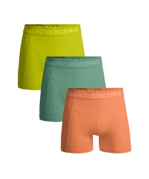 Die Boxershorts/Unterhosen von Muchachomalo sitzen wie angegossen und sind aus hochwertiger Baumwolle gefertigt. Ein weiches, elastisches Logobündchen aus Mikrofasermaterial sorgt für zusätzlichen Komfort.  Spezifikationen • Normale Passform • Flach genähte Nähte für zusätzlichen Komfort • Weiches Bündchen mit dem Muchachomalo-Logo  Pflege • Waschbar bei 30 Grad • Nicht im Trockner trocknen • Bügeln bei mäßiger Temperatur (2 Punkte)  Warum Muchachomalo? Muchachomalo arbeitet nur mit Fabriken, die BSCI- und OEKO-TEX-zertifiziert sind. Diese Fabriken haben es sich zum Ziel gesetzt, die Arbeitsbedingungen kontinuierlich zu verbessern. Sie setzen sich für das Recht auf die Bildung von Gewerkschaften, sichere Arbeitsbedingungen und gegen Zwangs- und Kinderarbeit ein. Sie ermöglichen es auch Verbrauchern und Unternehmen, verantwortungsvolle Entscheidungen zu treffen, die unseren Planeten für zukünftige Generationen schützen.