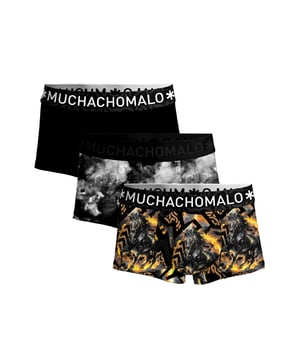 Die Boxershorts/Unterhosen von Muchachomalo sitzen wie angegossen und sind aus hochwertiger Baumwolle gefertigt. Ein weiches, elastisches Logobündchen aus Mikrofasermaterial sorgt für zusätzlichen Komfort.  Spezifikationen • Normale Passform • Flach genähte Nähte für zusätzlichen Komfort • Weiches Bündchen mit dem Muchachomalo-Logo  Pflege • Waschbar bei 30 Grad • Nicht im Trockner trocknen • Bügeln bei mäßiger Temperatur (2 Punkte)  Warum Muchachomalo? Muchachomalo arbeitet nur mit Fabriken, die BSCI- und OEKO-TEX-zertifiziert sind. Diese Fabriken haben es sich zum Ziel gesetzt, die Arbeitsbedingungen kontinuierlich zu verbessern. Sie setzen sich für das Recht auf die Bildung von Gewerkschaften, sichere Arbeitsbedingungen und gegen Zwangs- und Kinderarbeit ein. Sie ermöglichen es auch Verbrauchern und Unternehmen, verantwortungsvolle Entscheidungen zu treffen, die unseren Planeten für zukünftige Generationen schützen.