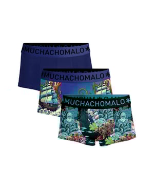 Die Boxershorts/Unterhosen von Muchachomalo sitzen wie angegossen und sind aus hochwertiger Baumwolle gefertigt. Ein weiches, elastisches Logobündchen aus Mikrofasermaterial sorgt für zusätzlichen Komfort.  Spezifikationen • Normale Passform • Flach genähte Nähte für zusätzlichen Komfort • Weiches Bündchen mit dem Muchachomalo-Logo  Pflege • Waschbar bei 30 Grad • Nicht im Trockner trocknen • Bügeln bei mäßiger Temperatur (2 Punkte)  Warum Muchachomalo? Muchachomalo arbeitet nur mit Fabriken, die BSCI- und OEKO-TEX-zertifiziert sind. Diese Fabriken haben es sich zum Ziel gesetzt, die Arbeitsbedingungen kontinuierlich zu verbessern. Sie setzen sich für das Recht auf die Bildung von Gewerkschaften, sichere Arbeitsbedingungen und gegen Zwangs- und Kinderarbeit ein. Sie ermöglichen es auch Verbrauchern und Unternehmen, verantwortungsvolle Entscheidungen zu treffen, die unseren Planeten für zukünftige Generationen schützen.