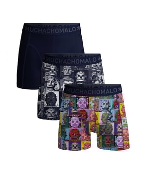 De Boxershorts/Onderbroeken van Muchachomalo zitten als gegoten en zijn gemaakt van hoogwaardig katoen. Een zachte elastische logotailleband van microvezelstof zorgt voor extra comfort. Specificaties • Normale Pasvorm • Vlakke gestikte naden voor extra comfort • Zachte Waistband met het Muchachomalo Logo Onderhoud • Wassen op 30 graden • Niet in de droger • Strijken op matig warme stand (2 stippen) Waarom Muchachomalo? Muchachomalo werkt alleen met fabrieken die BSCI en OEKO-TEX gecertificeerd zijn. Deze fabrieken hebben als doel arbeidsomstandigheden continu te verbeteren. Zij strijden voor het recht op het vormen van een vakbond, veilige werkomstandigheden en zijn tegen dwang- en kinderarbeid. Ook stellen zij consumenten en bedrijven in staat om zelf verantwoordelijke beslissingen te nemen die onze planeet beschermen voor de toekomstige generaties.