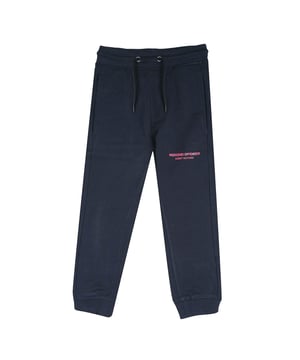 100% Baumwolle. Design: Logo, Unifarben, Aufschrift. Metall-Ösen. Taschenart: Zwei Seitentaschen, 1 Tasche hinten. Taille: mit Kordelzug, Elastisch. Passform: Regulär. Bündchen: gerippt.
