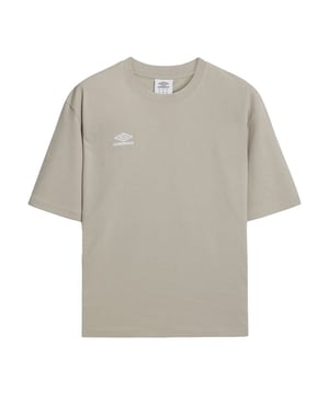 Materiaal: Katoen, Elastaan. Stof: Interlock. Ontwerp: Camping, Logo, Berg, Bedrukt, Tekst. Halslijn: Crew Neck, Ribbed. Mouwtype: Korte mouwen. Geschikt voor: Boxy. Duurzaamheid: Initiatief "Beter katoen. M: 40 in. L: 43 in. XL: 46 in. XXL: 49 in.