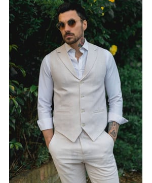 Omarm moeiteloze zomerse verfijning met dit crème-beige 2-delige linnen pak, ontworpen met comfort en stijl in gedachten. Dit ensemble, bestaande uit een bijpassend vest en een broek, is ideaal voor warme gelegenheden. De lichte en ademende linnenmix houdt je koel en comfortabel, zelfs op de heetste dagen. Met zijn ontspannen maar verfijnde uitstraling vindt dit pak de perfecte balans tussen smart en casual—ideaal voor tuinfeesten, trouwfeesten op afstand of dag evenementen. Of je het nu aankleed met een strakke shirt of casual stylt met loafers, dit pak past zich gemakkelijk aan jouw look en levensstijl aan.  
2-delig set bevat een vest en een broek in een lichte crème-beige tint  
Lichtgewicht en ademend materiaal, perfect voor zomerevenementen  
Ontspannen maar stijlvolle look, ideaal voor casual bruiloften of tuinfeesten  
Veelzijdige styling—verhoog met formele kleding of kleed het casual voor smart-casual looks  
Materiaal: 80% Katoen, 20% Acryl