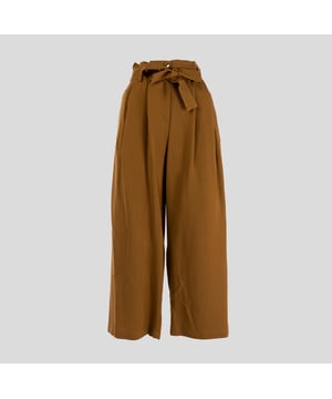 Pinko broeken combineren elegantie en veelzijdigheid en bieden een breed scala aan stijlen voor elke gelegenheid. Van klassieke cigarette snitten tot palazzo broeken met bloemenprints of pailletten details, elk kledingstuk is gemaakt van hoogwaardige stoffen zoals crêpe, satijn en technische stoffen. Perfect voor de moderne vrouw die zich wil onderscheiden met stijl en raffinement.