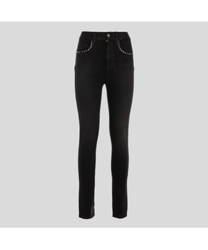 Liu Jo jeans vertegenwoordigen een perfecte balans tussen stijl en comfort en bieden verschillende modellen voor elk silhouet en elke gelegenheid. Van skinny en slim fit modellen tot flared en cropped modellen, elk kledingstuk is gemaakt met hoogwaardige stoffen en kenmerkende details, zoals borduursels, strassteentjes en zorgvuldige afwerkingen. Ideaal voor wie op elk moment van de dag een veelzijdige en verfijnde look wil.