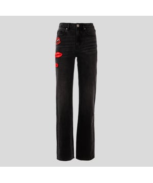 Pinko jeans vertegenwoordigen een perfecte mix van eigentijdse stijl en veelzijdigheid en bieden een breed scala aan stijlen voor elke behoefte. Van skinny en slim-fit modellen die het silhouet versterken, tot flared en palazzo stijlen voor een gedurfdere look, tot ballon en baggy stijlen voor een casual-chique touch.