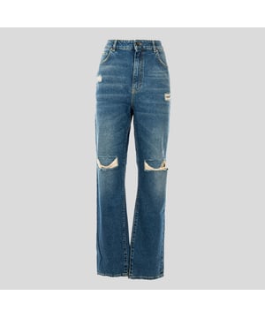 El detalle de marca en el botón añade elegancia y un carácter único, destacando el cuidado por cada detalle, incluso el más pequeño, en estos pantalones elegantes.

El acabado ligeramente desgastado les da un aspecto moderno y casual, encajando perfectamente con las últimas tendencias de la moda urbana, mientras les añade un encanto único.

Los pantalones con agujeros son una excelente elección para aquellos que valoran un toque de rebeldía e individualidad en su estilo, combinando comodidad con un diseño moderno.

Los bolsillos traseros y delanteros proporcionan practicidad y comodidad, permitiendo guardar pequeños objetos que siempre es bueno tener a mano, mientras añaden un carácter funcional a los pantalones.

Producidos en Italia, lo que garantiza la más alta calidad en la fabricación y los materiales utilizados, además de destacar el prestigio y la tradición italiana en la creación de ropa excepcional.