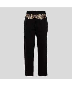 Liu Jo jeans vertegenwoordigen een perfecte balans tussen stijl en comfort en bieden verschillende modellen voor elk silhouet en elke gelegenheid. Van skinny en slim fit modellen tot flared en cropped modellen, elk kledingstuk is gemaakt met hoogwaardige stoffen en kenmerkende details, zoals borduursels, strassteentjes en zorgvuldige afwerkingen. Ideaal voor wie op elk moment van de dag een veelzijdige en verfijnde look wil.