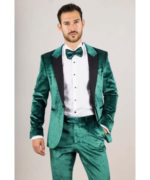 Schlüpfen Sie in einen raffinierten Stil mit diesem modernen 3-teiligen Smokinganzug, perfekt für Hochzeiten, Abschlussbälle, Abendessen und Partys. Der einreihige Blazer mit einem eleganten Satin-Schalkragen und samtigen Paisley-Akzenten vereint zeitlose Eleganz mit einem zeitgemäßen Touch. Die taillierte Weste verfügt über einen verstellbaren Riemen für eine perfekte Passform, während die passenden Hosen eine scharfe Silhouette mit praktischen Details bieten. Hergestellt aus einem bequemen Polyester-Lycra-Gemisch und abgerundet mit einer passenden Fliege, sorgt dieser Anzug dafür, dass Sie bei jedem formellen Anlass gut aussehen und sich wohlfühlen.  
Blazer: Ein-Knopf-Verschluss, Satin-Schalkragen, samtige Paisley-Details, doppelte Gehschlitze, vier-Knopf-Manschetten  
Weste: Fünf-Knopf-Front, verstellbarer Rückenriemen, mehrere Taschen  
Hosen: Reißverschluss- und Knopfverschluss, 6-Drop-Größe für einen maßgeschneiderten Sitz, Seiten- und Gesäßtaschen  
Set Enthält: Jacke, Weste, Hosen, passende Fliege  
Material: 97% Polyester, 3% Lycra – atmungsaktiv und flexibel