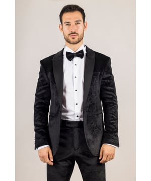 Ponte en un estilo refinado con este moderno traje de esmoquin de 3 piezas, perfecto para bodas, bailes de graduación, cenas y fiestas. Con un blazer de un solo botón que presenta un elegante pico de satén y detalles de terciopelo en paisley, este traje combina una elegancia atemporal con un toque contemporáneo. El chaleco entallado incluye una correa ajustable para un ajuste perfecto, mientras que los pantalones a juego ofrecen una silueta afilada con detalles prácticos. Fabricado con una cómoda mezcla de poliéster y licra, y terminado con una corbata de moño a juego, este traje garantiza que luzcas y te sientas en tu mejor momento en cualquier ocasión formal.  
Blazer: Cierre de un botón, solapa de satén, detalle de terciopelo en paisley, doble abertura, puños con cuatro botones  
Chaleco: Frente de cinco botones, correa trasera ajustable, múltiples bolsillos  
Pantalones: Cierre de cremallera y botón, talla con 6 caídas para ajustarse a medida, bolsillos laterales y traseros  
El conjunto incluye: Chaqueta, Chaleco, Pantalones, Corbata de moño a juego  
Material: 97% Poliéster, 3% Lycra – transpirable y flexible