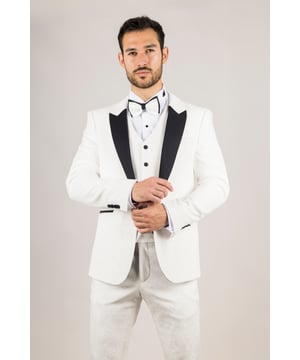 Adéntrate en un estilo refinado con este moderno traje de esmoquin de 3 piezas, perfecto para bodas, bailes de graduación, cenas y fiestas. Presenta un blazer de un solo botón con solapa de satén y elegantes detalles de terciopelo en paisley, este traje combina la elegancia atemporal con un toque contemporáneo. El chaleco ajustado incluye una correa ajustable para un ajuste perfecto, mientras que los pantalones a juego ofrecen una silueta afilada con detalles prácticos. Fabricado con una cómoda mezcla de poliéster y lycra, y terminado con una corbata de moño a juego, este traje garantiza que luzcas y te sientas en tu mejor momento en cualquier ocasión formal.  
Blazer: Cierre de un botón, solapa de satén, detalle de terciopelo en paisley, apertura doble, puños con cuatro botones  
Chaleco: Parte frontal de cinco botones, correa trasera ajustable, múltiples bolsillos  
Pantalones: Cierre de cremallera y botón, talla 6 para un ajuste a medida, bolsillos laterales y traseros  
El set incluye: Chaqueta, Chaleco, Pantalones, Corbata de moño a juego  
Material: 97% Poliéster, 3% Lycra – transpirable y flexible