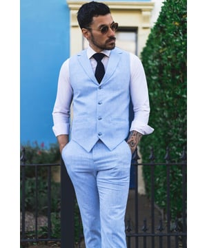 Adopta la sofisticación veraniega sin esfuerzo con este traje de lino de 2 piezas en azul cielo, diseñado pensando en la comodidad y el estilo. Con un chaleco y pantalones a juego, este conjunto es ideal para ocasiones en climas cálidos. La mezcla de lino ligera y transpirable te mantiene fresco y cómodo, incluso en los días más calurosos. Con su apariencia relajada pero refinada, este traje logra el equilibrio perfecto entre lo inteligente y lo casual, ¡ideal para fiestas en el jardín, bodas de destino o eventos diurnos! Ya sea combinado con una camisa elegante o estilizado de forma casual con mocasines, este traje se adapta fácilmente a tu look y estilo de vida.  
Conjunto de 2 piezas que incluye chaleco y pantalones en un tono de azul cielo claro  
Tejido ligero y transpirable, perfecto para eventos de verano  
Aspecto relajado pero elegante, ideal para bodas informales o fiestas en el jardín  
Estilo versátil: eleva con ropa formal o vístete más casual para looks inteligentes  
Material: 80% algodón, 20% acrílico