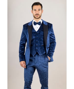 Stap in verfijnde stijl met dit moderne 3-delige smokingpak, perfect voor bruiloften, prom, diners en feesten. Met een enkelgeknoopte blazer met een slanke satijnen pieklapel en velvet paisley accenten, mengt dit pak tijdloze elegantie met een hedendaagse touch. De op maat gemaakte vest heeft een verstelbare band voor een perfecte pasvorm, terwijl de bijpassende broek een scherpe silhouet biedt met praktische details. Gemaakt van een comfortabele polyester-lycra mix en afgewerkt met een bijpassende vlinderdas, zorgt dit pak ervoor dat je er op elke formele gelegenheid op je best uitziet en je ook zo voelt.\nBlazer: Eenknopensluiting, satijnen sjawlappapel, velvet paisley detail, dubbele vent, vierknopen manchetten\nVest: Vijfknops voorkant, verstelbare achterband, meerdere zakken\nBroek: Rits- en knoopsluiting, 6-drop maat voor een op maat gemaakte pasvorm, zij- en achterzakken\nSet Bevat: Jacket, Vest, Broek, Bijpassende Vlinderdas\nMateriaal: 97% Polyester, 3% Lycra – ademend en flexibel