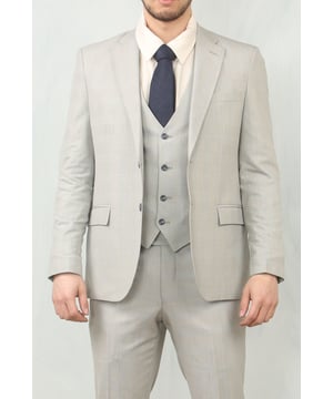 Stap in klassieke stijl met dit donkergrijze 3-delige pak, vervaardigd in een tijdloos Prince of Wales ruitpatroon. De slim-fit zorgt voor een scherpe, flatterende silhouette en biedt tegelijkertijd comfort voor de hele dag. Of je nu een bruiloft, gala of zakelijke gebeurtenis bijwoont, dit pak biedt de perfecte balans tussen traditie en moderne elegantie. Met een getailleerde blazer, bijpassende vest en gecoördineerde broek is de ensemble gepolijst en veelzijdig—ideaal voor elke formele of semi-formele gelegenheid.  
Slim-Fit: Biedt een scherpe en gestructureerde silhouette met dagelijks comfort.  
Klassiek Prince of Wales Ruitpatroon: Een traditioneel ontwerp met een verfijnde, moderne uitstraling.  
Compleet 3-Delig Set: Inclusief blazer, vest en broek voor een gecoördineerde look.  
Veelzijdige Donkergrijze Kleur: Een elegante, verfijnde tint geschikt voor diverse formele settings.  
Materiaal Samenstelling: 65% Polyester, 32% Viscose, 3% Lycra.