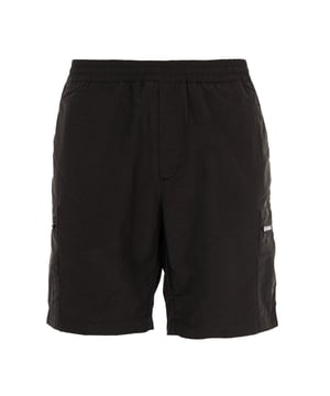 Die Bermudashorts von Liu Jo vereinen Eleganz und Zweckmäßigkeit und bieten vielseitige Modelle, die sich für jeden Anlass eignen. Sie sind aus hochwertigen Materialien wie Denim, Leinen und technischen Stoffen gefertigt und zeichnen sich durch raffinierte Details wie geknotete Gürtel, maßgeschneiderte Falten und glänzende Oberflächen aus. Ideal für die moderne Frau, die sich einen raffinierten und bequemen Look wünscht.