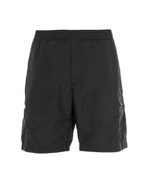 Die Bermudashorts von Liu Jo vereinen Eleganz und Zweckmäßigkeit und bieten vielseitige Modelle, die sich für jeden Anlass eignen. Sie sind aus hochwertigen Materialien wie Denim, Leinen und technischen Stoffen gefertigt und zeichnen sich durch raffinierte Details wie geknotete Gürtel, maßgeschneiderte Falten und glänzende Oberflächen aus. Ideal für die moderne Frau, die sich einen raffinierten und bequemen Look wünscht.