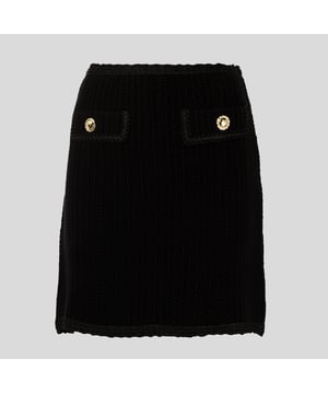 Die Röcke von Pinko verkörpern Weiblichkeit und Vielseitigkeit. Sie reichen von Miniröcken aus Denim oder Tweed bis hin zu eleganten Longuetten und Maxi-Faltenröcken. Sie sind aus feinen Stoffen wie Taft, Satin und Georgette gefertigt und zeichnen sich durch raffinierte Details wie Pailletten, Schleifen und Blumendrucke aus. Perfekt für jeden Anlass, vom Bürolook bis zum besonderen Abend.