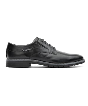 A classic Derby shoe with a modern, comfy twist, the Bugatti Comfort Wide is sure to freshen up your style this season. Crafted from sharp black leather with intricate detailing and boasting a wider, flexible fit, this smart designer shoe also features a cushioned footbed and a subtle elasticated gusset for additional comfort.