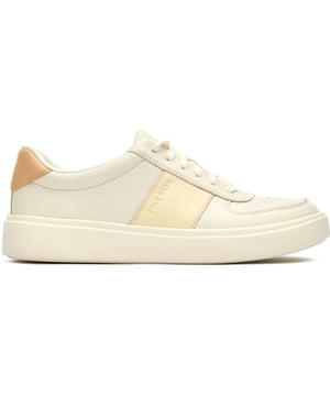 Zapatillas blancas Cole Haan Grand Court Della para mujer con suela de goma. Presentan: suela de goma de alta tracción, revestida de tela, entresuela de espuma y marca en el talón y el lateral.