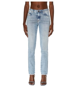 Dames Diesel 2015 Babhila Skinny-Fit Jeans in denim.- Gulp met rits en knoopsluiting.- 5-pockets design.- Mid waist.- Faded en distressed.- Skinny fit.- 99% Katoen 1% Elastane.- Ref: A0360309H7201