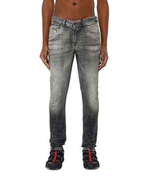 Heren Diesel 1979 Sleenker Low-Rise Skinny-Fit Jeans in zwart-grijs.- 5-pocketconstructie. - Gulp met rits en knoopsluiting.- Zes riemlussen op de tailleband.- Detail stiknaden.- Merkstreep over kleine zak.- Merkopdruk op voorkant merklogoborduursel achter.- Verbleekt.- Skinny pasvorm. - 96% Katoen 3% Elastomultiester 1% Elastaan.- Ref: A0359409E7002