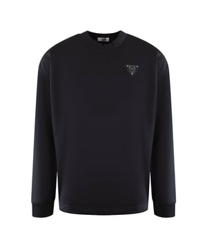 Blijf stijlvol warm met de Ice Iceberg Small Triangle Logo Black Sweatshirt. Gemaakt van een zachte mix van 80% katoen en 20% polyester, is deze sweatshirt perfect om je warm en comfortabel te houden. Bovendien is hij gemaakt in Bangladesh, wat een hoogwaardige en ethische productie garandeert. Maak je klaar om de aandacht te trekken met het iconische Ice Iceberg-logo op je borst. Verrijk je garderobe vandaag nog met dit onmisbare sweatshirt!