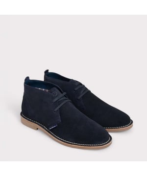 De kenmerkende Ben Sherman suède Hemmings laars met stiksels in tan. Ontworpen met een overhemd tab trim deze iconische stijl is voorzien van een merk zool en onze legendarische huisruit voering.