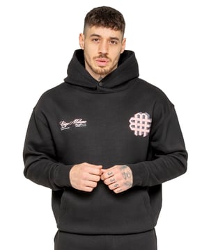 Bringen Sie Ihren Stil nach vorne mit dem Enzo Milano Oversized Hoodie - ein kühnes Essential, bei dem Komfort an erster Stelle steht. Er ist mit weichem Fleece gefüttert, hat eine entspannte Oversized-Passform und verfügt über gerippte Bündchen und Saum für ein strukturiertes Finish. Die Kapuze ist mit Druckknöpfen versehen, während die Puffprint-Grafik auf der Brust und auf dem Rücken für einen auffälligen Akzent sorgt. Die klassische Kängurutasche sorgt für Komfort im Alltag.(41)
