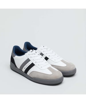 Zapatillas blancas Ben Sherman Sokka para hombre, fabricadas con sintético y suela de goma. Presentan la marca Ben Sherman, icónicas franjas laterales y plantilla acolchada.