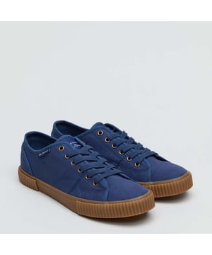 Textile upper.6 eyelet lace.Heavy stitching detail.Textile lining.Rubber sole.