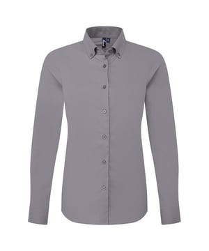 72% Baumwolle, 25% Bio-Baumwolle, 3% Elastan. Gewebe: Mercerisierte Baumwolle, Oxford-Stoff, Weiche Haptik, Stretch. Design: Unifarben. Button-Down-Kragen. Abnäher an Rücken, Rückenpasse, Selbstgefärbte Knöpfe, Behält die Form. GSM (Gramm pro Quadratmeter): 135. Nachhaltigkeit: Amfori-Freigabe, BSCI, Oeko-Tex Standard 100 zertifiziert, Sedex, WRAP Zertifikat. Geknöpft, Schaftrand zum Umklappen. Bündchen: Geknöpft. Saum: Geschwungener Saum. Langärmlig. XXS: 78,74 cm. XS: 84 cm. S: 88,9 cm. M: 93,98 cm. L: 99 cm. XL: 104 cm. XXL: 109 cm. 3XL: 114,3 cm. 4XL: 119,38 cm. 5XL: 124,46 cm.