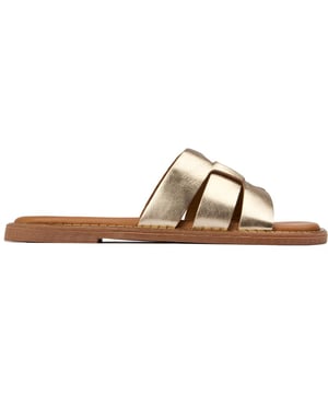 Geben Sie Ihrem Sommerlook den perfekten Midas-Touch mit diesen Nura-Sandalen von SOLE. Das einfache Design zum Hineinschlüpfen ist für mühelosen Stil und sonnige, strahlende Vibes gemacht. Ideal zum Aufpeppen oder für einen lässigen Look, das glatte Leder-Obermaterial verfügt über weiche Leder-Riemen und dieses schicke Sommer-Must-have wird mit einer gepolsterten Lederinnensohle und einer Gummiaußensohle für einen unterstützenden und stabilen Gang abgerundet.