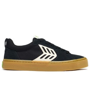 Jump into these Cariuma Catiba trainers for eco-friendly style and comfort. They feature a soft, LWG-certified leather upper, recycled nylon mesh linings, organic cotton laces, a cushioned foam insole for casual comfort and a sturdy rubber sole for traction. Embrace cool, laid-back designs with a good conscience and enhance your wardrobe with these branded skater kicks in black with distinctive branding.