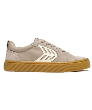 Jump into these Cariuma Catiba trainers for eco-friendly style and comfort. They feature a soft, LWG-certified leather upper, recycled nylon mesh linings, organic cotton laces, a cushioned foam insole for casual comfort and a sturdy rubber sole for traction. Embrace cool, laid-back designs with a good conscience and enhance your wardrobe with these branded skater kicks in grey with distinctive branding.