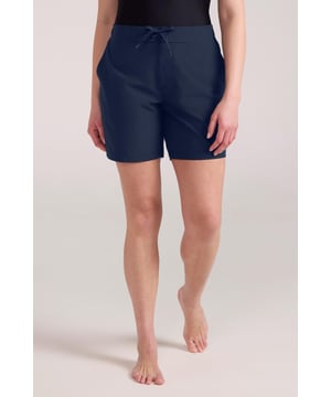 90% Polyester, 10% Elastaan. Ontwerp: Eenvoudig. Zakken: 2 Zijzakken. Bevestiging: Trekkoord. Stoftechnologie: Bestand tegen chloor, Lichtgewicht, Sneldrogend, Bestand tegen zout water. Lengte: Lang. Tailleband: Contrasterende tailleband, Elastisch. Zonneschatting: UPF 50+.